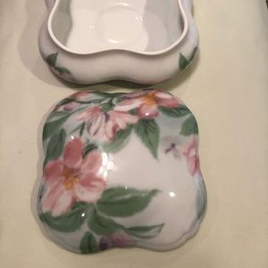 Limoges porcelain floral trinket box, Exquisite!